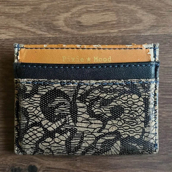 FREE PixieMood Cardholder - Picture 1 of 4